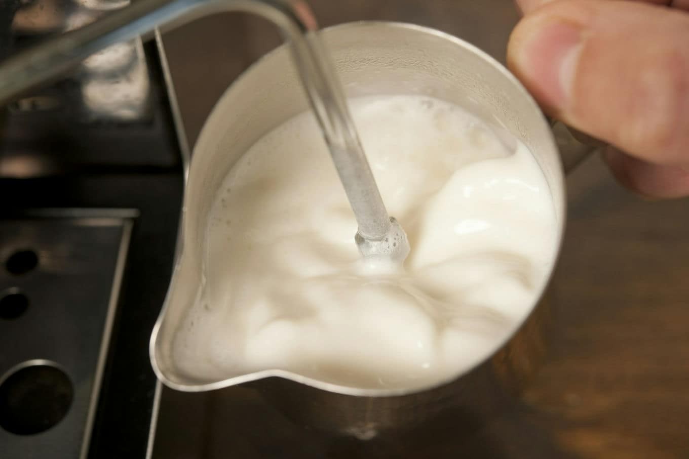 Jak wybrać idealny dzbanek na mleko? Poradnik dla miłośników kawy z pianką